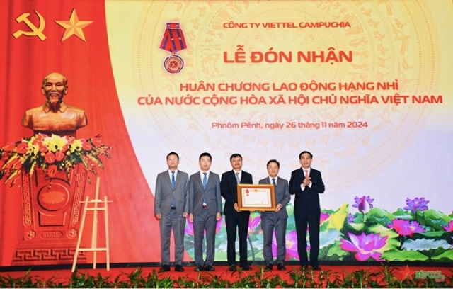 nhung-dau-an-giup-viettel-global-lien-tiep-nhan-bang-khen-huan-chuong-cuoi-nam