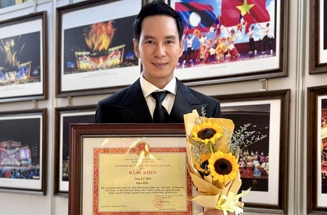 dao-dien-ly-hai-nhan-bang-khen-cua-bo-vhttdl-vi-dong-gop-trong-linh-vuc-dien-anh