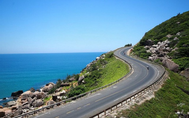 thu-tuong-chi-dao-day-nhanh-tien-do-dau-tu-xay-dung-he-thong-duong-bo-ven-bien