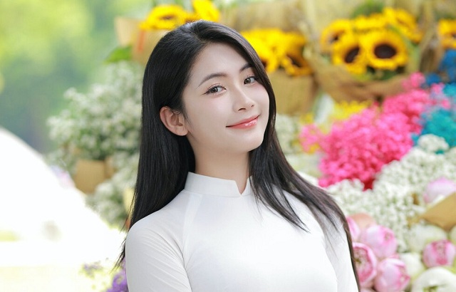 nguoi-dep-dan-toc-tay-khoe-ve-dep-tinh-khoi-trong-ta-ao-dai-trang