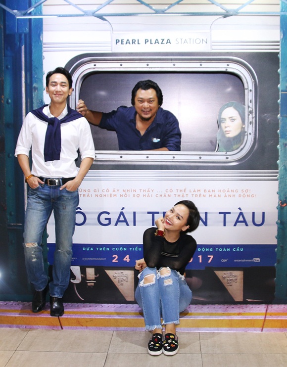 2-co-gai-tren-tau