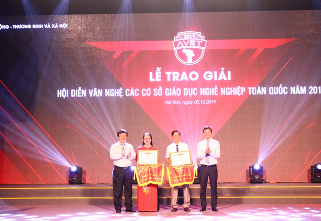 hoi-dien-van-nghe-cac-co-so-giao-duc-nghe-nghiep-toan-quoc-nam-2019-vanhoadoanhnhan11