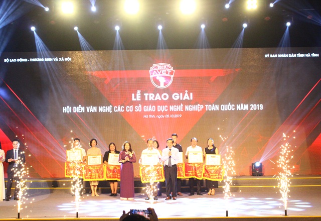 hoi-dien-van-nghe-cac-co-so-giao-duc-nghe-nghiep-toan-quoc-nam-2019-vanhoadoanhnhan2