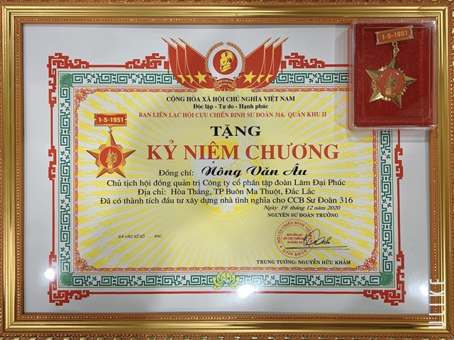 hoi-ccb-su-doan-316-quan-khu-2-trao-tang-ky-niem-chuong-cho-lanh-dao-tap-doan-lam-dai-phuc-vanhoadoanhnhan2