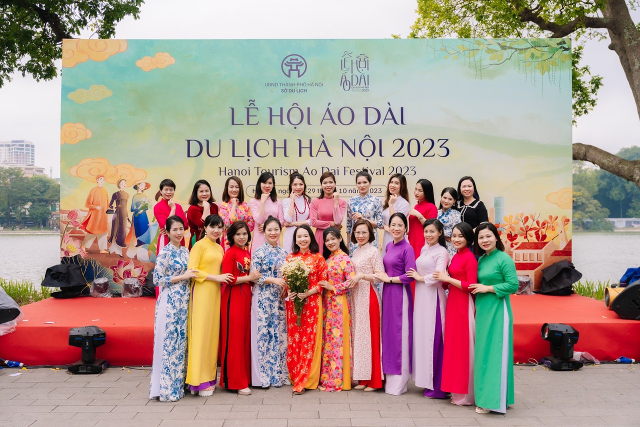 co-giao-ceo-thanh-nga-toa-sang-cung-cac-hoc-vien-cua-minh-tai-su-kien-le-hoi-ao-dai-du-lich-ha-noi-2023-vanhoadoanhnhan-4