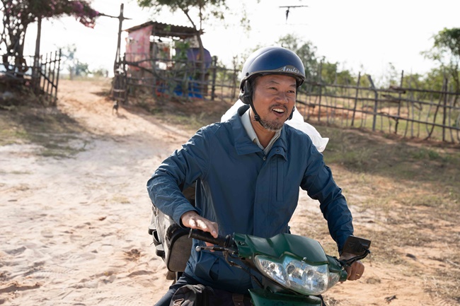 xuc-dong-cach-ly-hai-khai-thac-tinh-cha-trong-lat-mat-8-khi-mot-cai-ao-cay-quat-con-hon-van-loi-noi-showbiz
