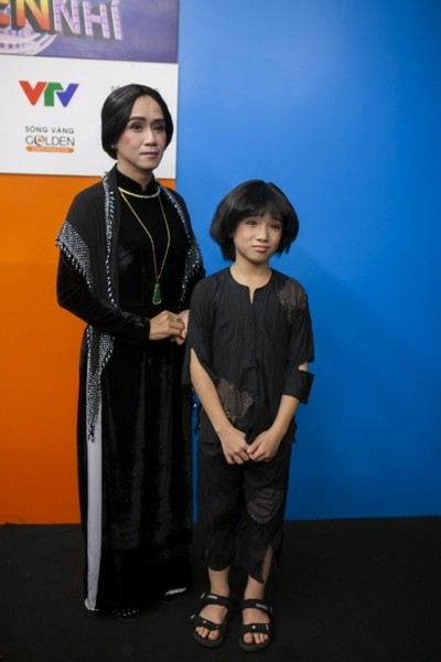 Ca sĩ Minh Thuận và học trò trong lần hóa thân trong trích đoạn Đời cô Lựu