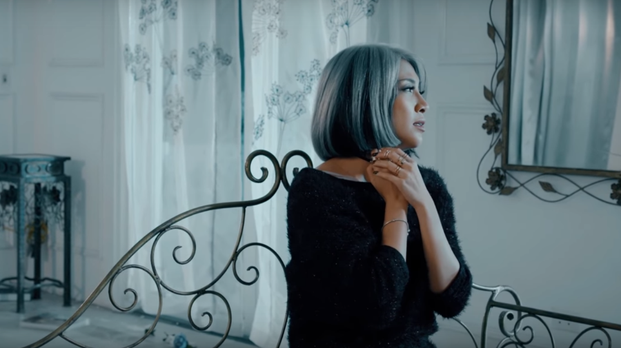 Hình ảnh Đau khổ, dằn vặt nhưng Pha Lê vẫn quá gợi cảm trong MV mới số 2