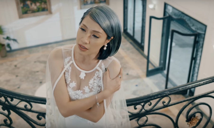 Hình ảnh Đau khổ, dằn vặt nhưng Pha Lê vẫn quá gợi cảm trong MV mới số 3