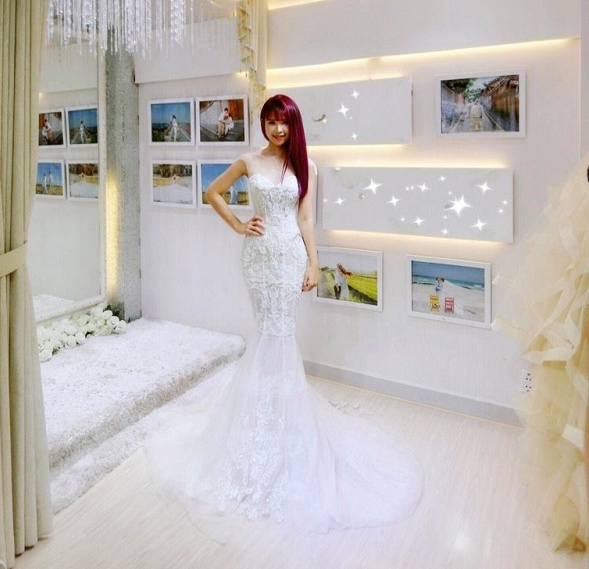 Khởi My được khen hết lời khi diện bộ váy cưới đính 8000 viên pha lê - Ảnh 1.