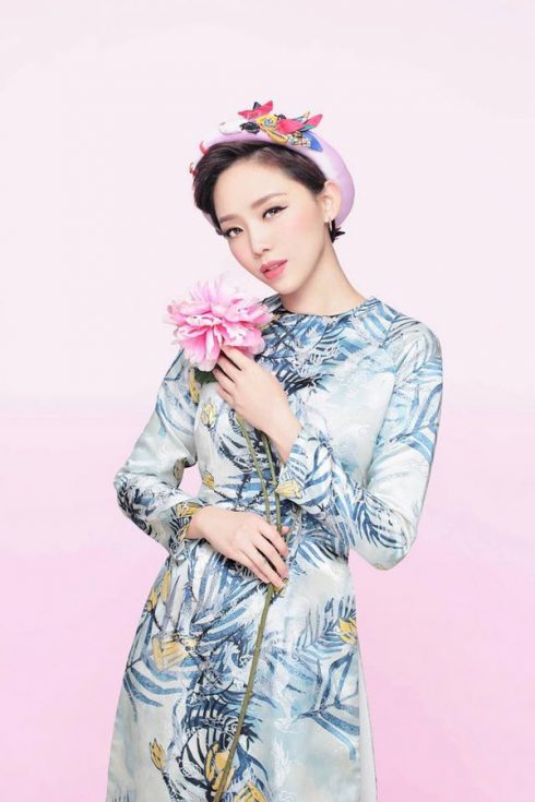 Tóc Tiên- nữ hoàng gợi cảm của sân khấu biểu diễn- cũng chọn áo dài du xuân