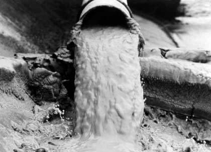 
Ống xả thải hoá chất của công ty Chisso đổ ra vịnh Minamata.
