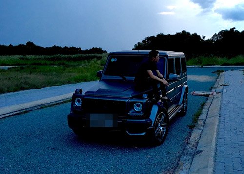 Chiếc Mercedes - Benz G550 AMG với thiết kế hầm hố, mạnh mẽ là chiếc xe được Quốc Cường yêu nhất. Chiếc xe này tại Việt Nam có giá khoảng 110.000 USD (khoảng 2,4 tỷ đồng).