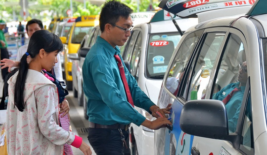 
Nhiều hãng vận tải, taxi muốn tăng giá cước nhưng ngại dư luận phản ứng và áp lực cạnh tranh đang rất lớn. Ảnh: Tấn Thạnh
