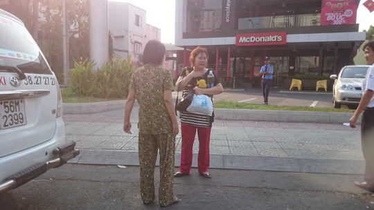 
Hình ảnh ngay sau khi những tên cướp vừa rồ ga chạy đi: Người phụ nữ một tay ôm cổ đau đớn, một tay giữ chặt túi xách sợ hãi.
