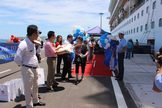 
Lãnh đạo Cảng quốc tế Cam Ranh tặng hoa và quà cho các du khách đầu tiên
