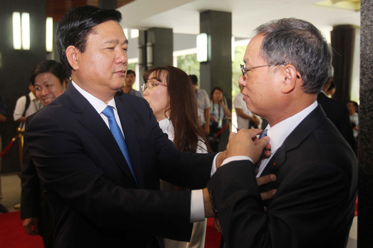 
Ông Đinh La Thăng chỉnh cà vạt cho một đại biểu
