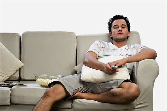 Ngồi xem truyền hình quá nhiều ảnh hưởng xấu đến sức khỏe tim mạch Ảnh: MNT