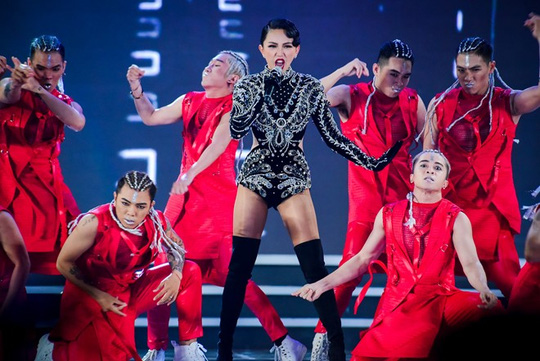 
Ca sĩ Tóc Tiên trình diễn tại đêm chung kết Hoa hậu Việt Nam 2016
