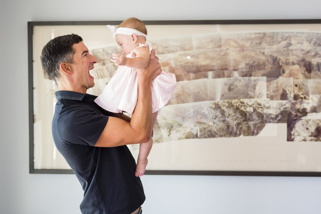 Steve Hafner đang chơi đùa cùng cô con gái út tại nhà riêng ở Norwalk, Conn. Ảnh: Jesse Neider/ The Wall Street Journal