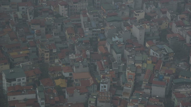 
Khung cảnh Hà Nội chìm trong khói bụi nhìn từ trên cao.
