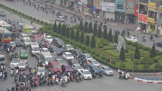 
Giao thông giờ cao điểm ở một ngã tư.
