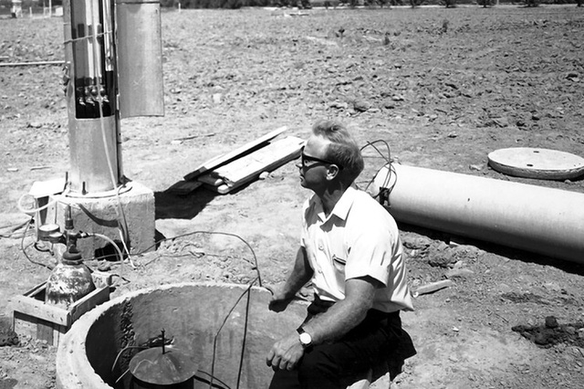 
Giáo sư Daniel Hillel tại một trạm kiểm soát thủy lợi ở Israel
