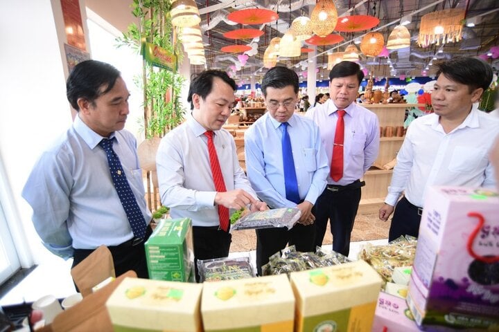 Ông Nguyễn Anh Đức - Tổng Giám đốc Saigon Co.op giới thiệu các mặt hàng Tết với lãnh đạo.