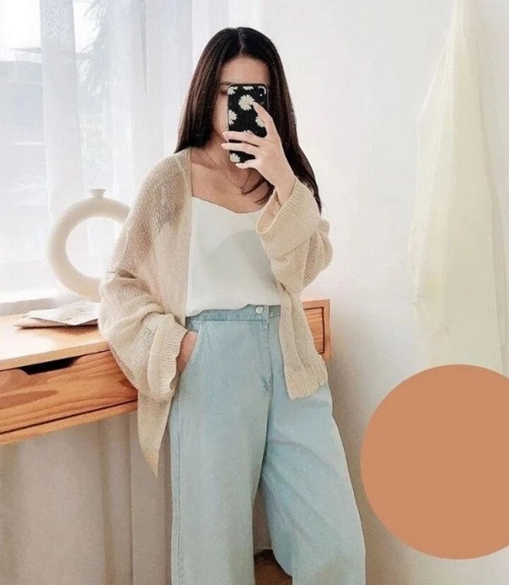 Áo hai dây mix cùng cardigan mỏng sẽ thích hợp cho những chuyến dã ngoại, những kỳ nghỉ dưỡng trong ngày hè. Các mix đồ này không chỉ đem lại cảm giác mát mẻ, phóng khoáng mà còn giúp bạn chống nắng hiệu quả.