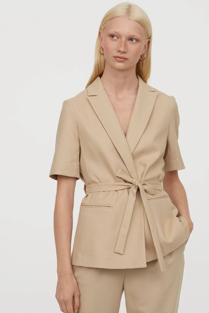 Blazer cropped mang đến vẻ ngoài thanh thoát, hiện đại.