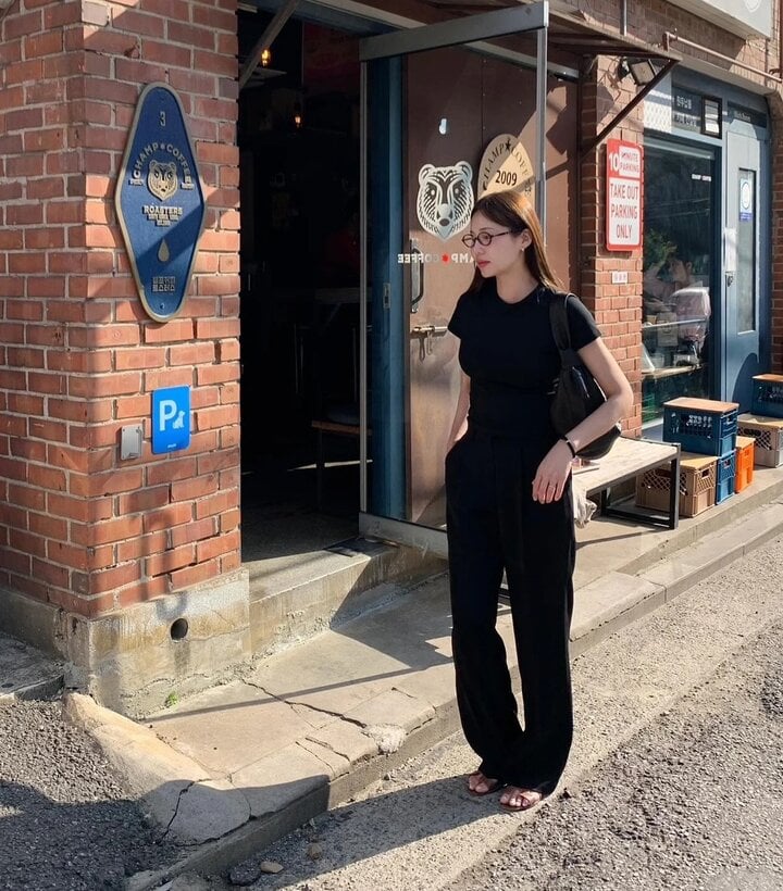 Chỉ cần phối áo thun với quần tây, quý cô U40 đã có set đồ không bao giờ lo bị chê mặc xấu.