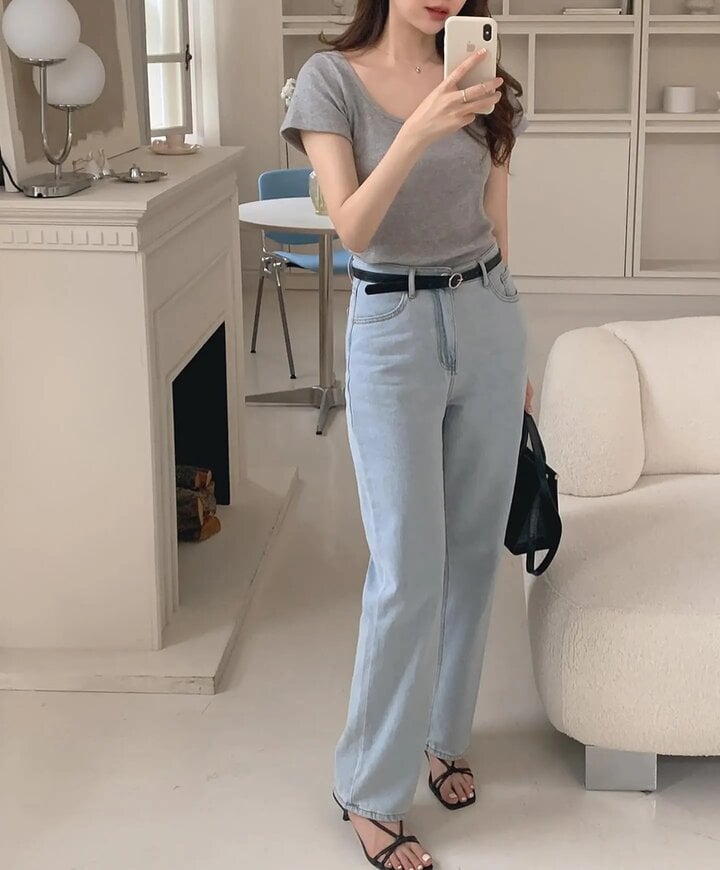 Áo thun và quần jeans đem lại cho quý cô U40 vẻ đẹp phóng khoáng, trẻ trung.