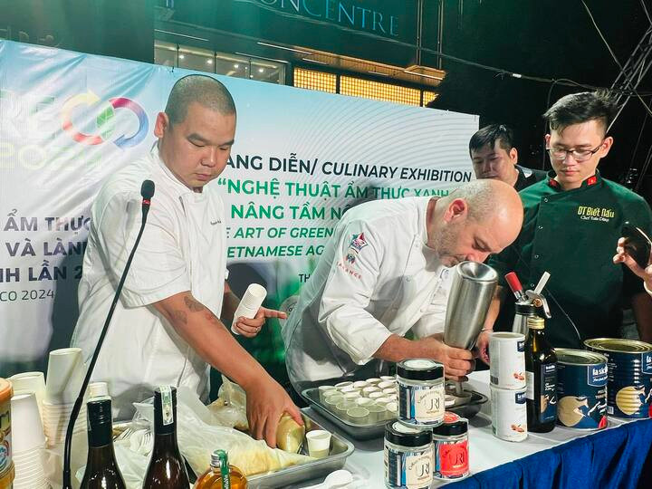 Đầu bếp trong nước và quốc tế phục vụ khách trải nghiệm dùng thử các món ăn dân gian mỗi ngày tại GRECO 2024. (Ảnh: T. Phượng)