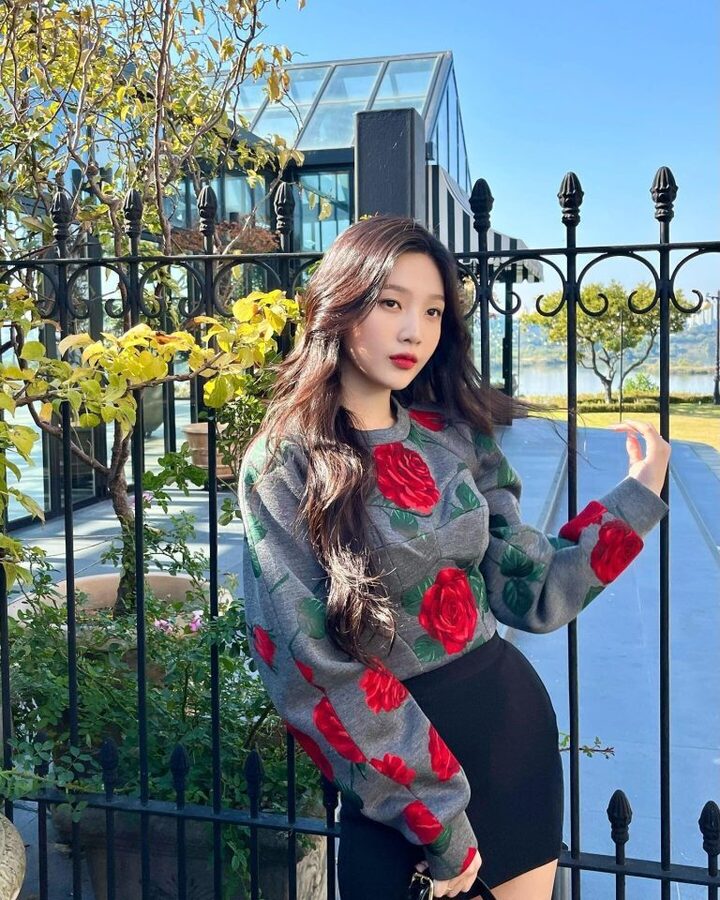 Sự kết hợp giữa áo nỉ dài tay và chân váy mang lại vẻ đẹp dịu dàng.