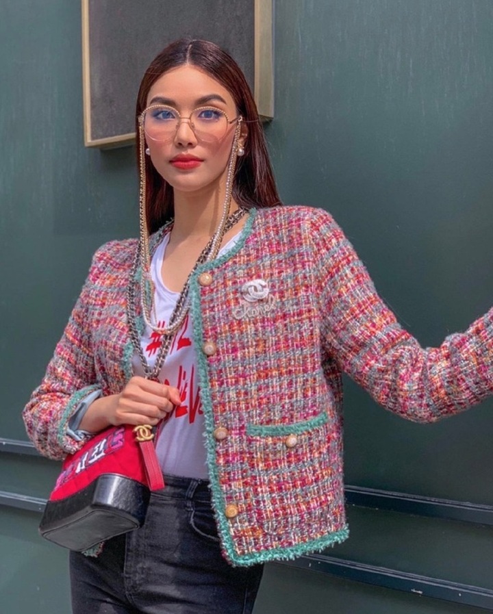 Lan Khuê nổi bật trong chiếc áo vải tweed.