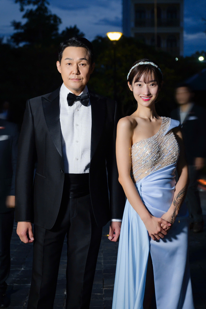 Tài tử Park Sung Woong và sao nữ Idol Nation.