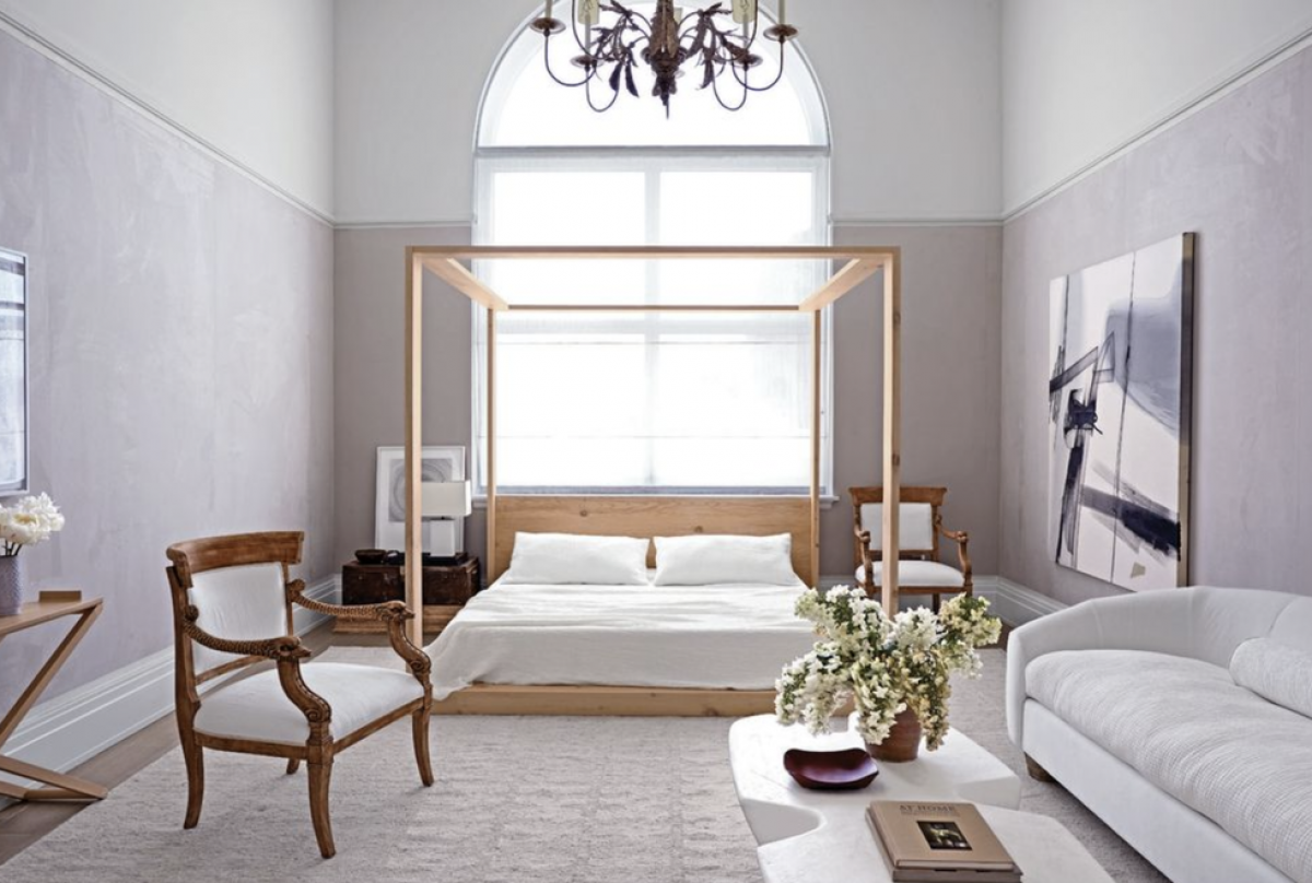 Khi nhắc đến trang trí nhà cửa, thường các gia đình chỉ thích thay đổi đồ nổi thất, thêm thắt các đồ phụ kiện như tranh, cây lá... để làm phong phú thêm không gian. Tuy nhiên, việc thay màu sơn tường mới thực sự đem lại một diện mạo mới cho ngôi nhà. Mỗi mùa lại có những màu sắc xu hướng khác nhau. Dưới đây là những màu sơn đang gây sốt mạng xã hội. 