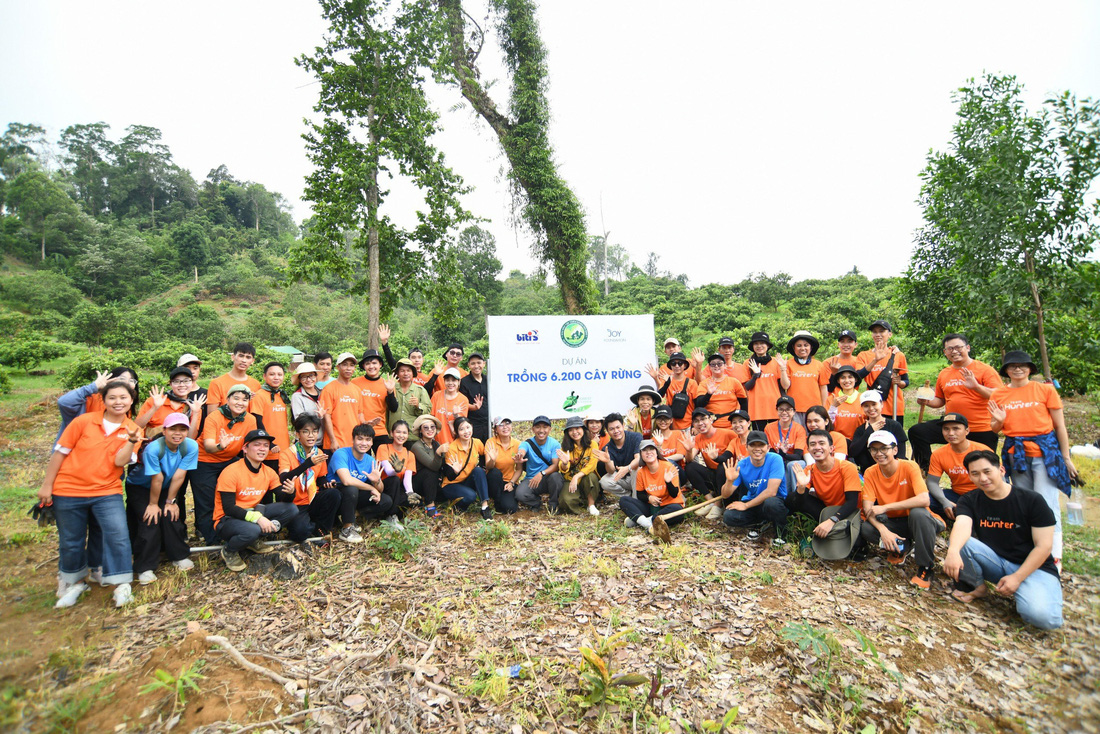 Bà Vưu Lệ Quyên - CEO Biti’s (ở giữa) - tham gia hoạt động trồng cây cùng các bạn tình nguyện viên tại Khu bảo tồn thiên nhiên Núi Ông - Ảnh: QUANG ĐỊNH