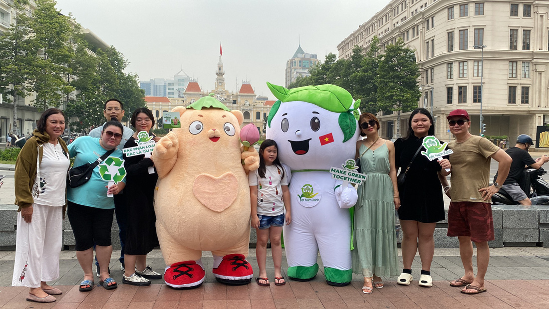 Hình ảnh mascot Gấu Chú Tâm của Biti’s và mascot Lá La của Việt Nam Xanh thu gom pin cũ trong Ngày hội Không tiền mặt tại phố đi bộ Nguyễn Huệ - Ảnh: VNX