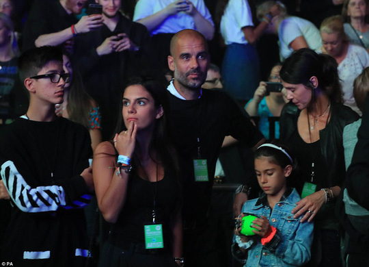 Nước mắt đêm nhạc mở màn sân vận động từng bị khủng bố - Ảnh 3.