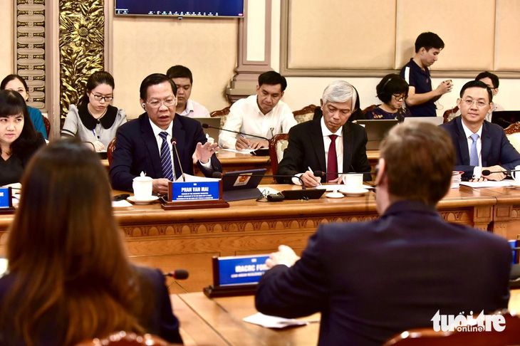 Chủ tịch UBND TP.HCM Phan Văn Mãi và Phó chủ tịch UBND TP Võ Văn Hoan đã làm việc với đại diện Ngân hàng Thế giới (World Bank) - Ảnh: T.T.D.