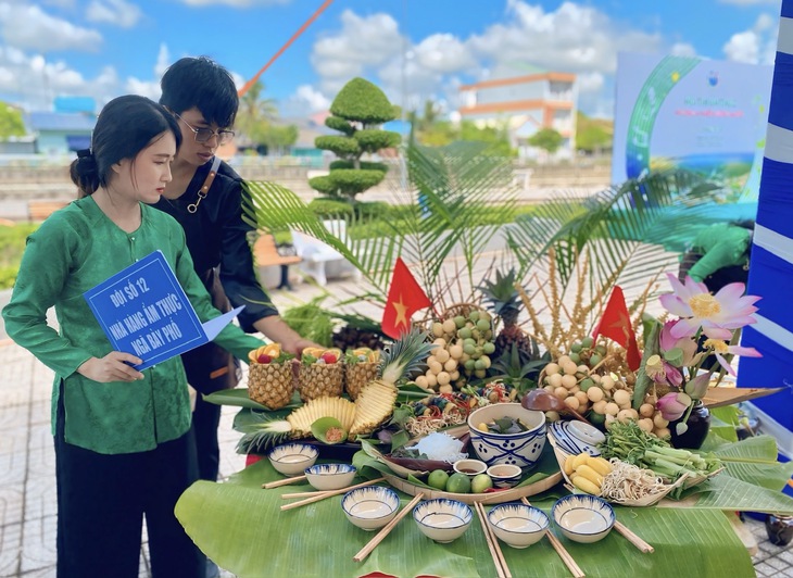 Tuần lễ du ngoạn đô thị sông nước Ngã Bảy, khách được dịp hò với nhau giai phẩm ‘Tình anh bán chiếu’ - Ảnh 2.