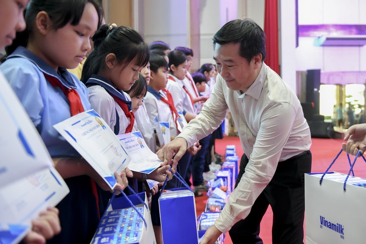 Vinamilk tặng gần 70.000 hộp sữa cho trẻ em khó khăn dịp 1-6 - Ảnh 2.