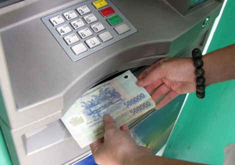 ngo ngac vi tien tiet kiem trong the atm tu “boc hoi” hinh anh 1