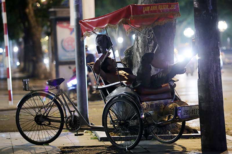 nguoi thu do ra via he ngu giua dem he nong 40 do c hinh anh 10