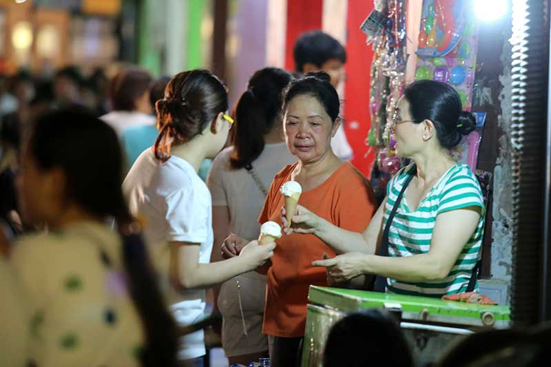 nguoi thu do ra via he ngu giua dem he nong 40 do c hinh anh 5