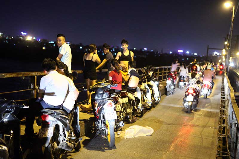 nguoi thu do ra via he ngu giua dem he nong 40 do c hinh anh 7