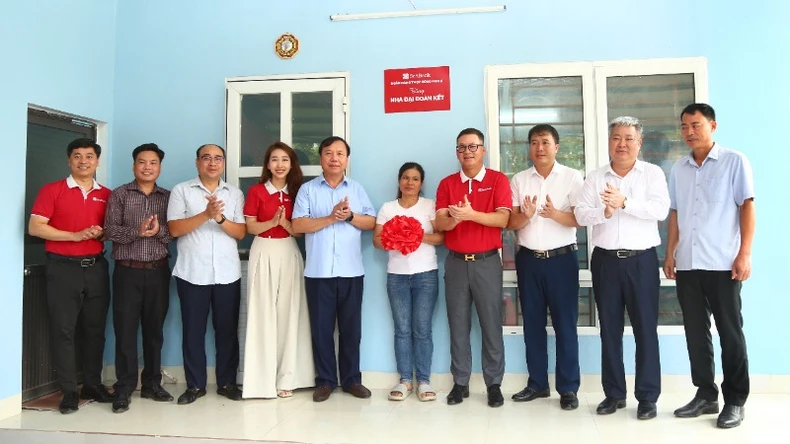 SeABank bàn giao 856 căn nhà đại đoàn kết cho tỉnh Hòa Bình ảnh 1